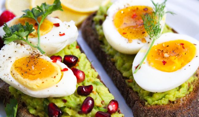 Gezond eiwitrijk ontbijt met avocado